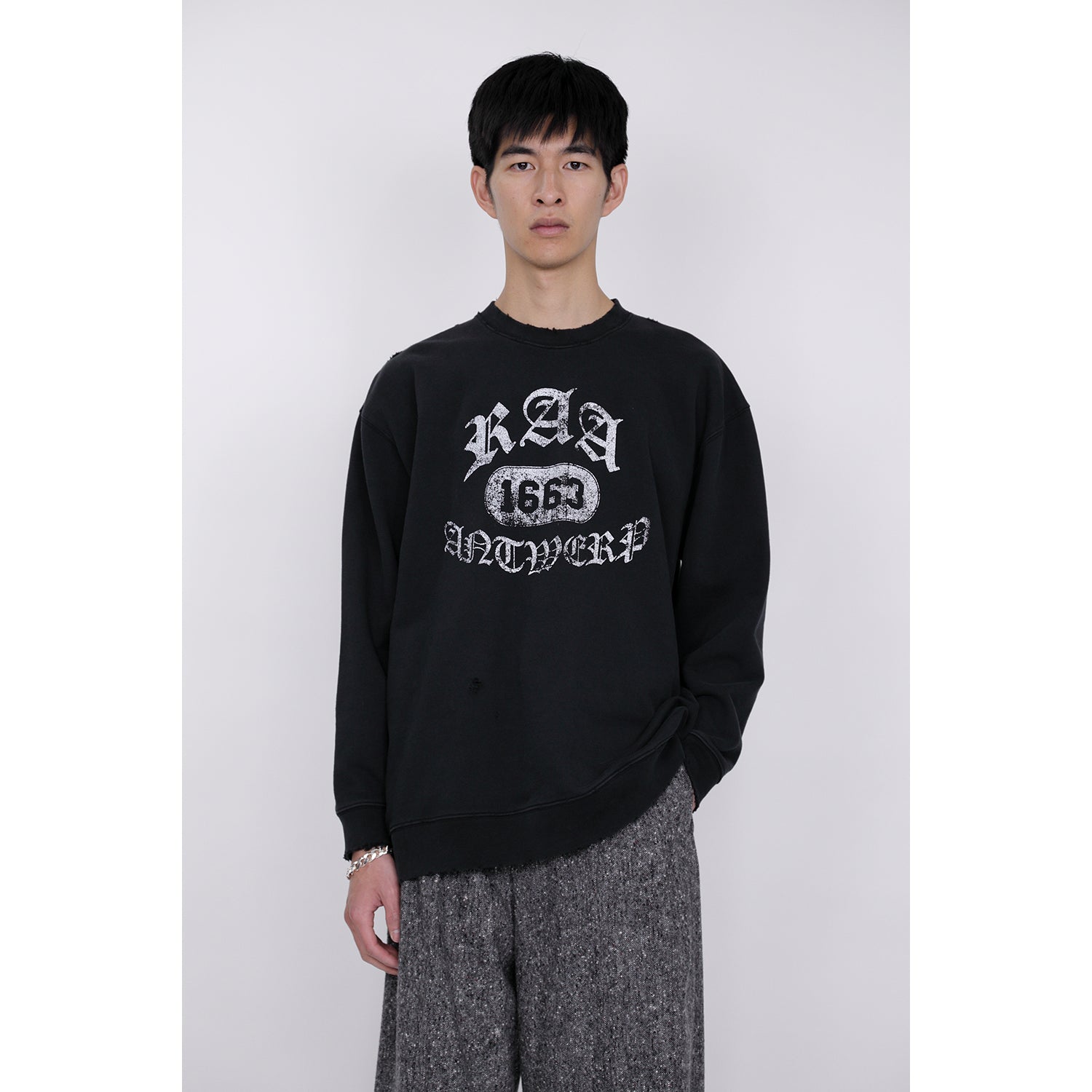 Damaged College Sweatshirt / black – th products