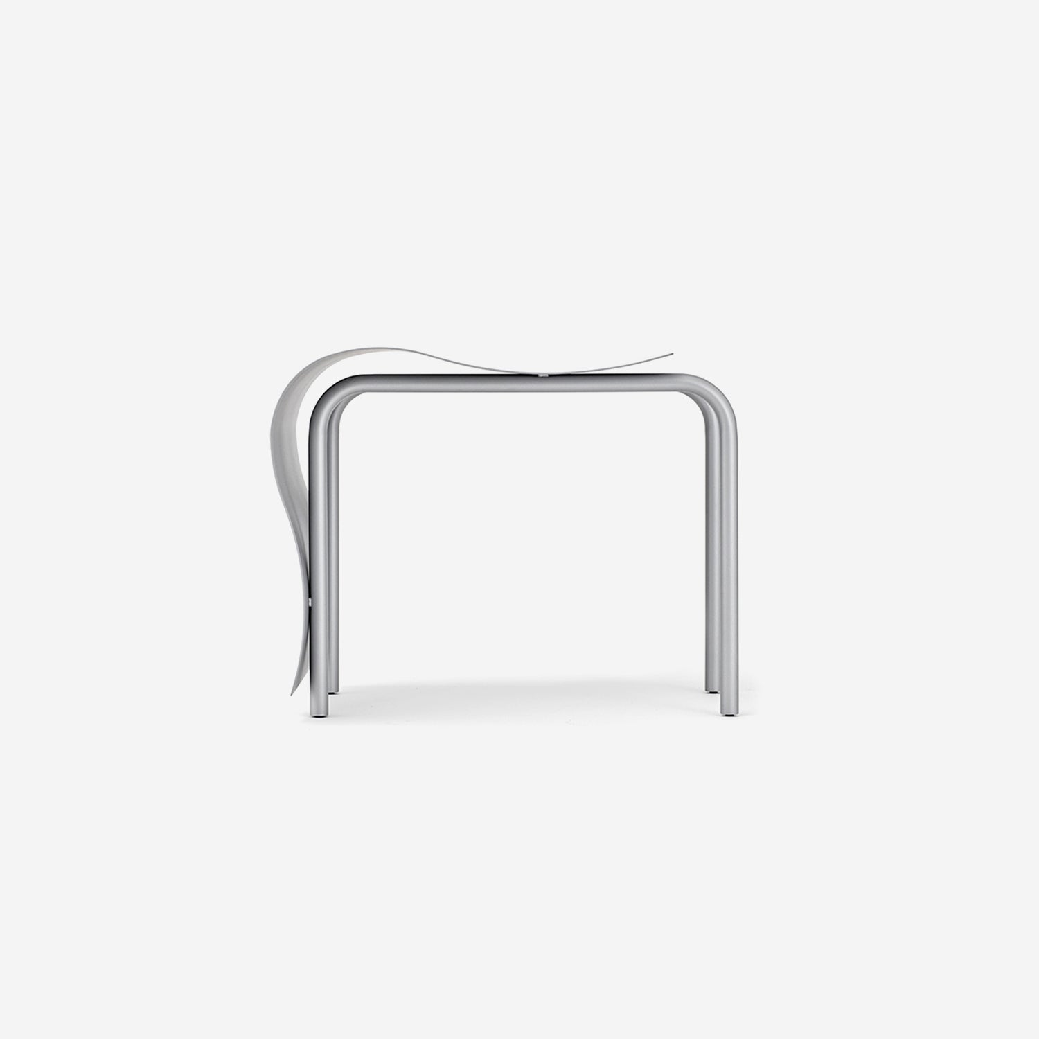 th chair / silver