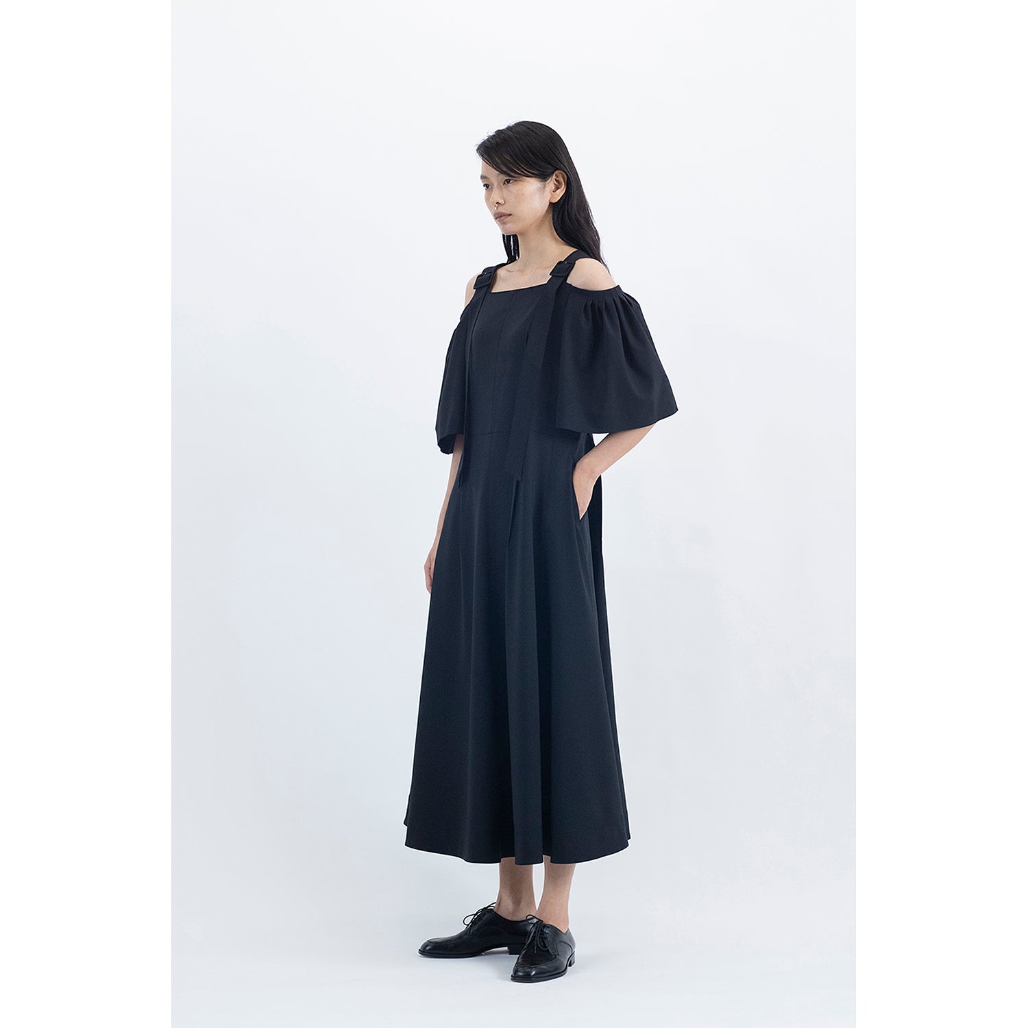 Volumed Sleeve Dress / black