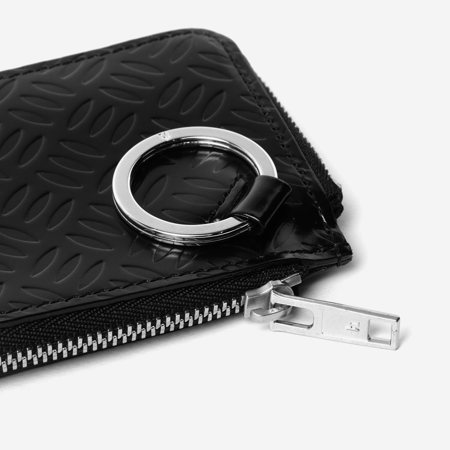 Embossed W ZIP Card Case / black × silver