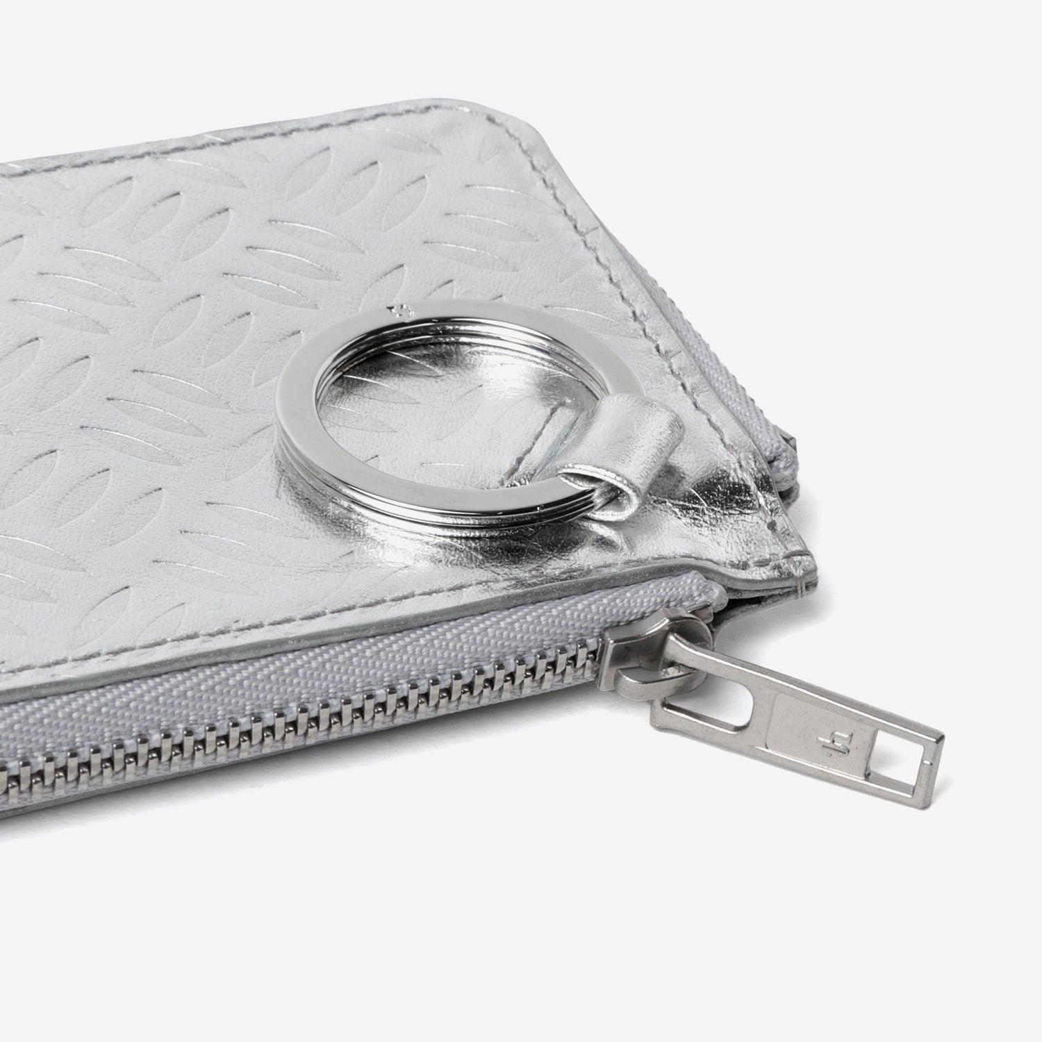 Embossed W ZIP Card Case / silver × silver