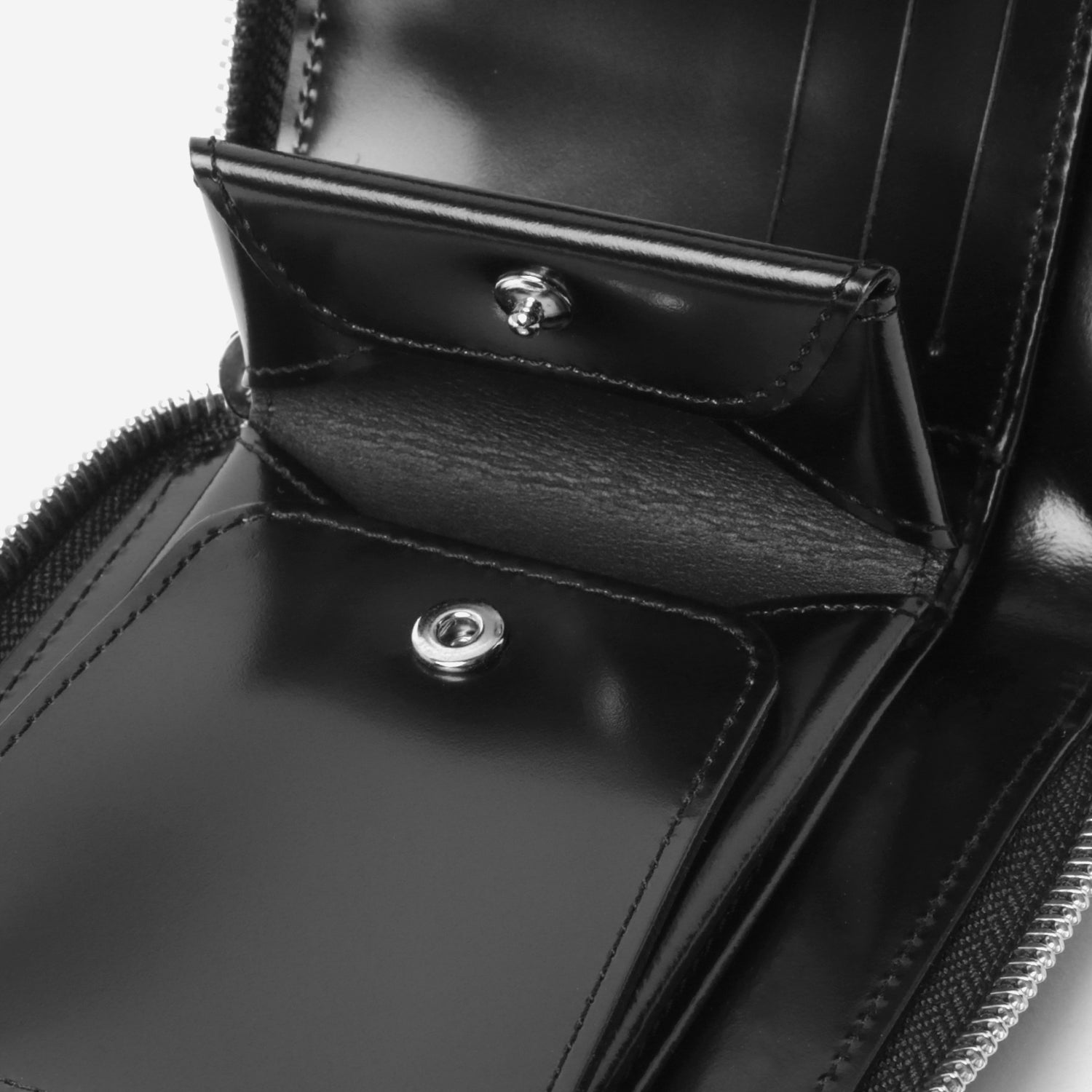 Embossed Zip Around Wallet / black × silver